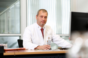 Prof. Dr. Volker Ellenrieder an seinem Schreibtisch