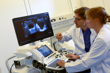 Prof. Neeße und eine Ärztin besprechen den Befund einer Sonografie.