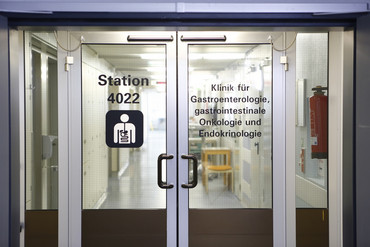 Eingangstür zur Station 4022 an der Universitätsmedizin Göttingen.