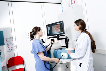 2 Ärztinnen üben am Endoskopie-Simulator das Durchführen einer Endoskopie.