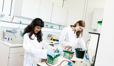 2 Forscherinnen im Labor bereiten eine Probe vor.